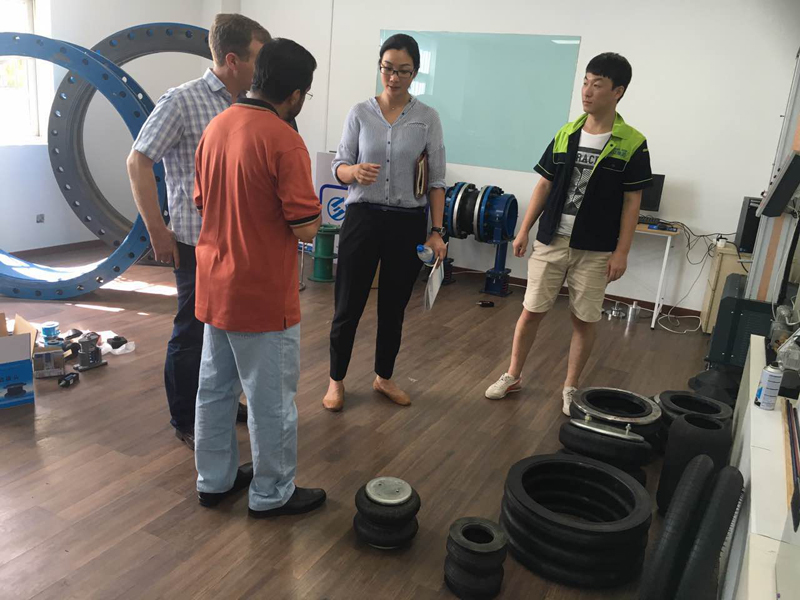 【出口】中東客戶到我廠購買一批波紋補償器