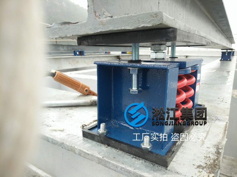 樓頂冷卻塔彈簧減震器安裝現場“這樣做就沒有震動了” 樓頂冷卻塔彈簧減震器安裝現場“這樣做就沒有震動了”