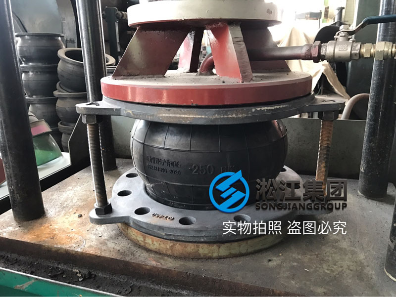 DN250橡膠接頭球墨法蘭強度檢測現場 DN250橡膠接頭球墨法蘭強度檢測現場