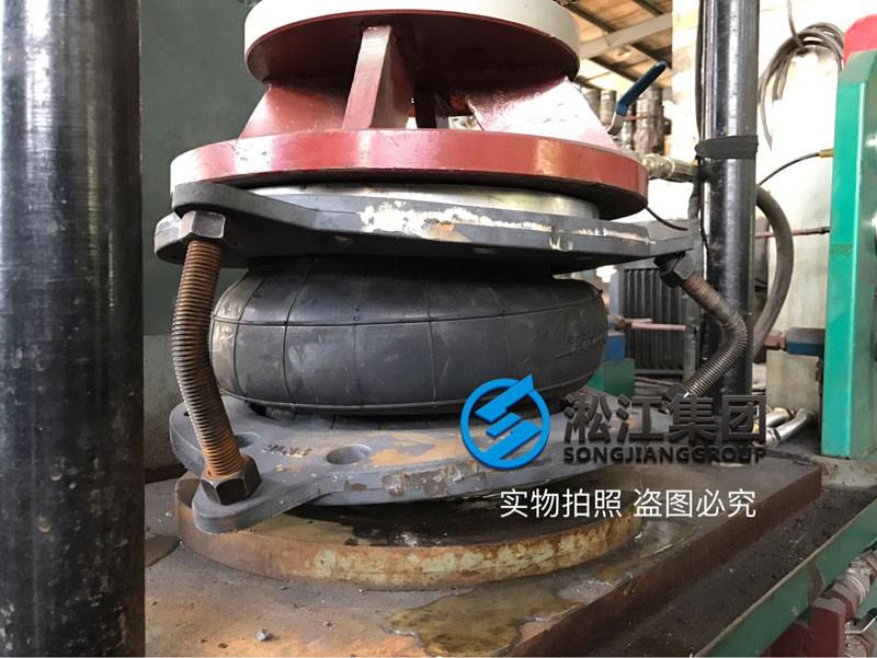 DN250橡膠接頭球墨法蘭強度檢測現場 DN250橡膠接頭球墨法蘭強度檢測現場