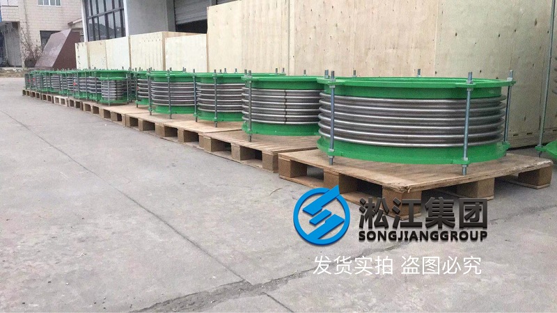 出口一批金屬膨脹節(jié)在上海港裝船