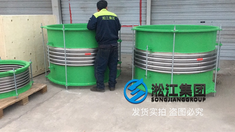 出口一批金屬膨脹節(jié)在上海港裝船