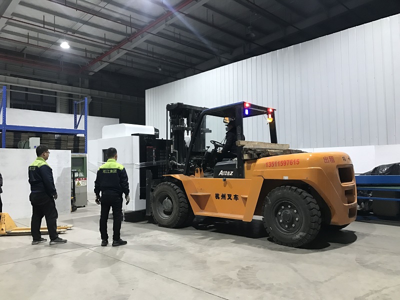 【設備】生產車間新增一臺三軸加工中心 【設備】生產車間新增一臺三軸加工中心